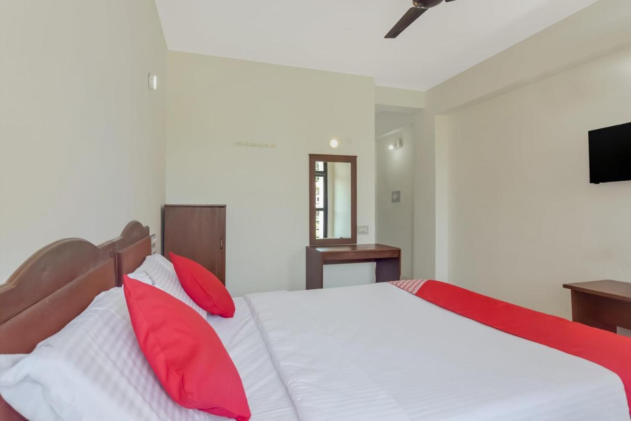 Oyo 13581 Hotel Raj Мадикери Экстерьер фото