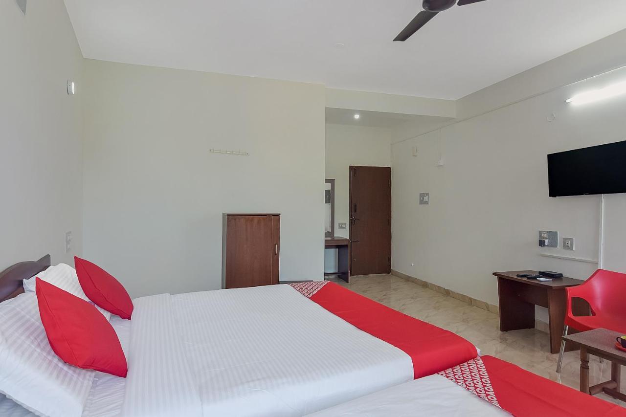 Oyo 13581 Hotel Raj Мадикери Экстерьер фото