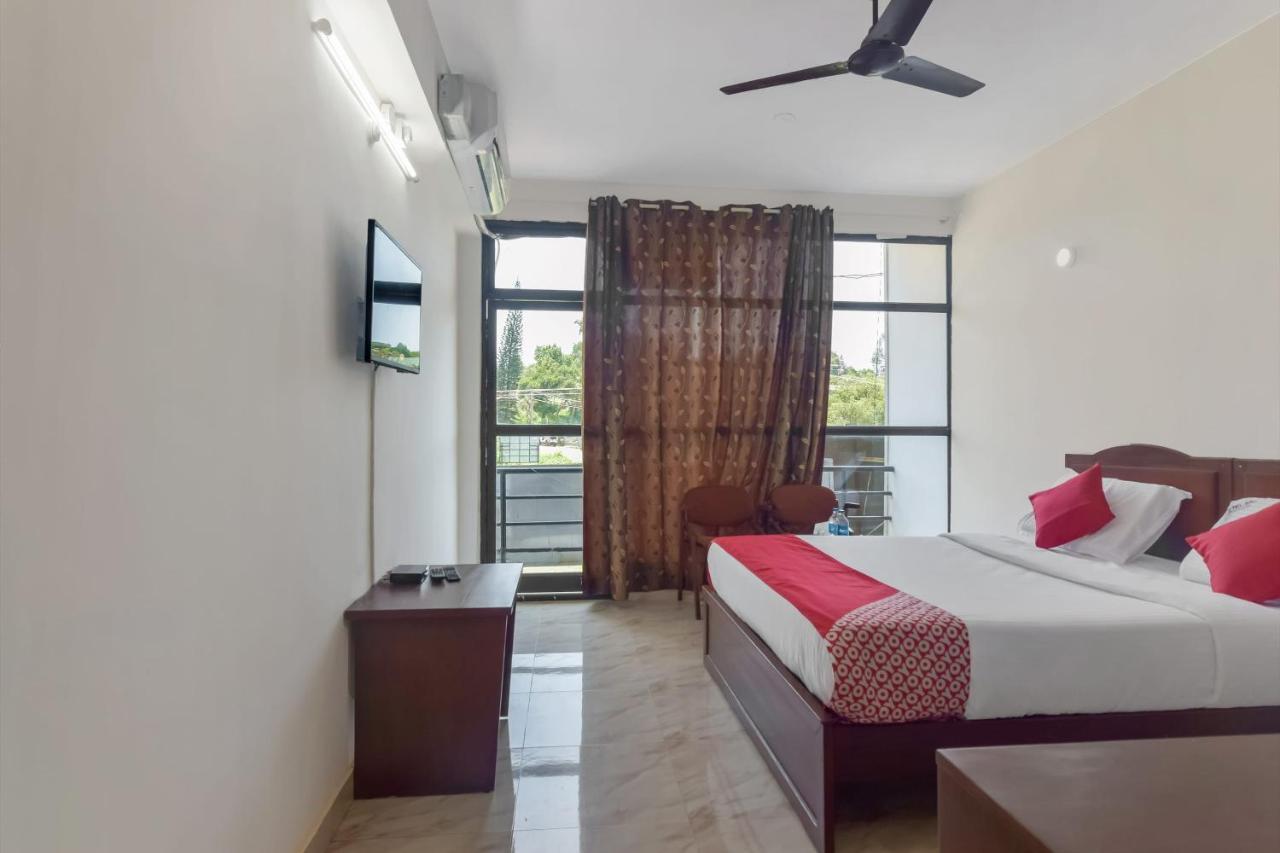 Oyo 13581 Hotel Raj Мадикери Экстерьер фото