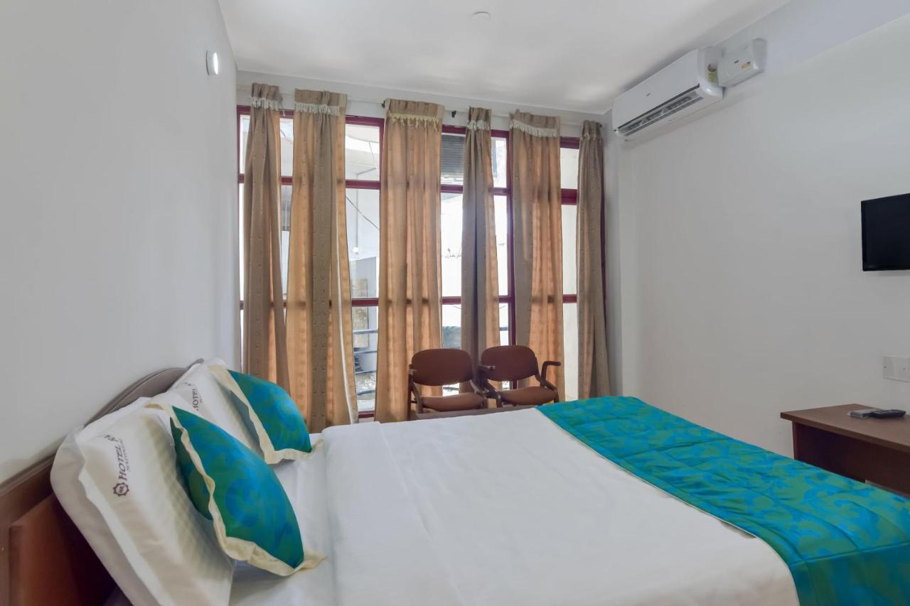 Oyo 13581 Hotel Raj Мадикери Экстерьер фото