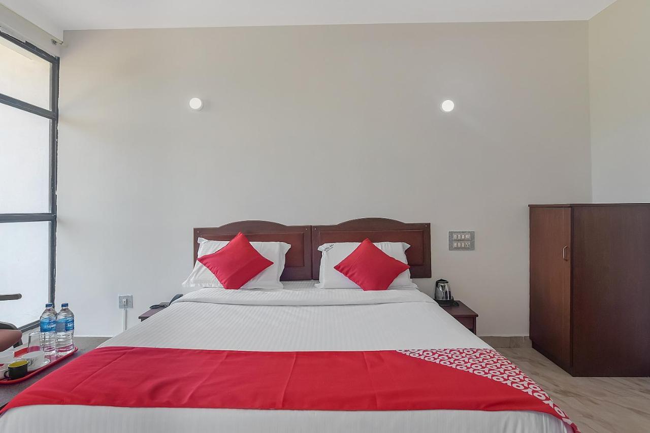 Oyo 13581 Hotel Raj Мадикери Экстерьер фото