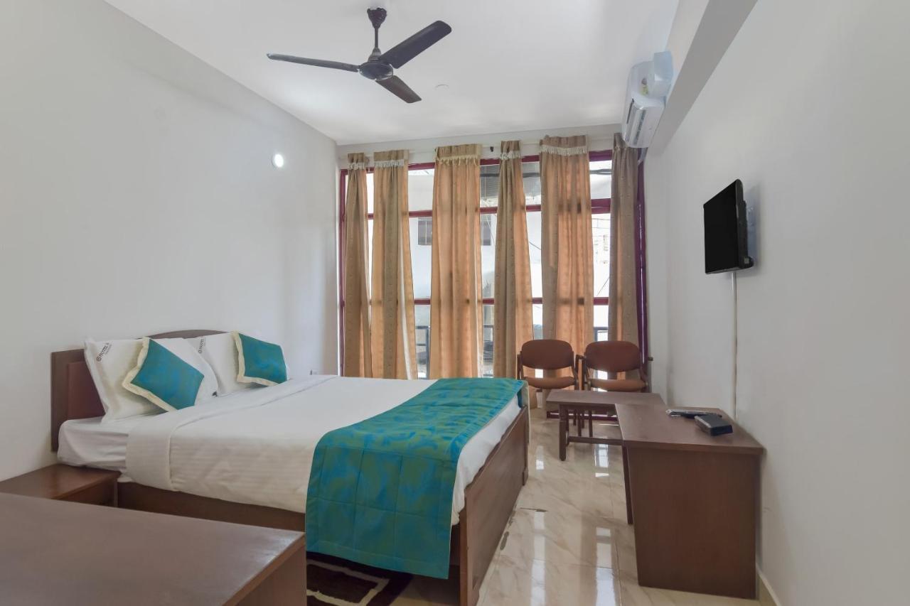 Oyo 13581 Hotel Raj Мадикери Экстерьер фото