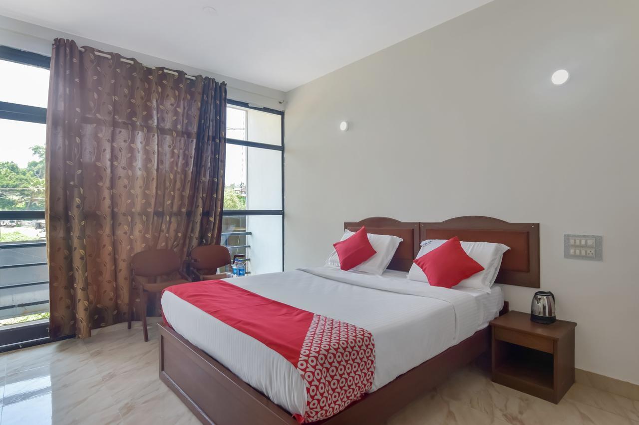 Oyo 13581 Hotel Raj Мадикери Экстерьер фото