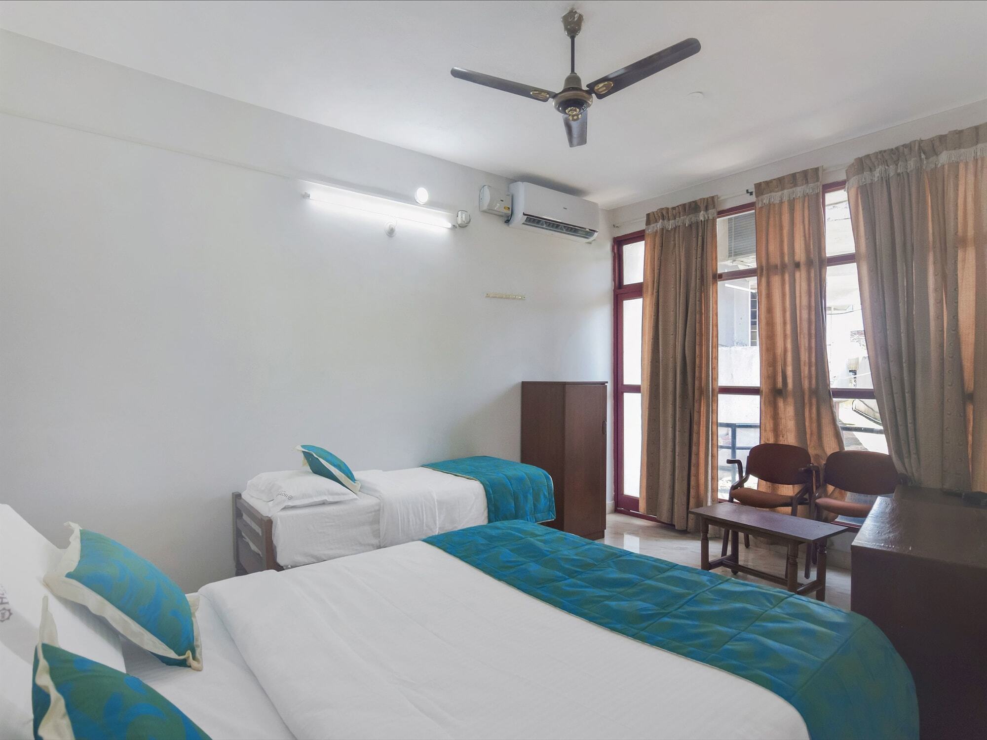 Oyo 13581 Hotel Raj Мадикери Экстерьер фото